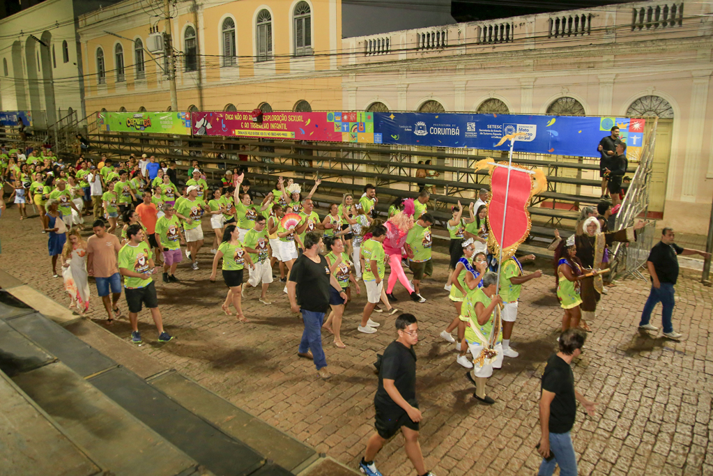 &ldquo;Sand&aacute;lias&rdquo; abre oficialmente o Carnaval de Corumb&aacute;; atra&ccedil;&atilde;o de hoje &eacute; o Desfile de Fantasias