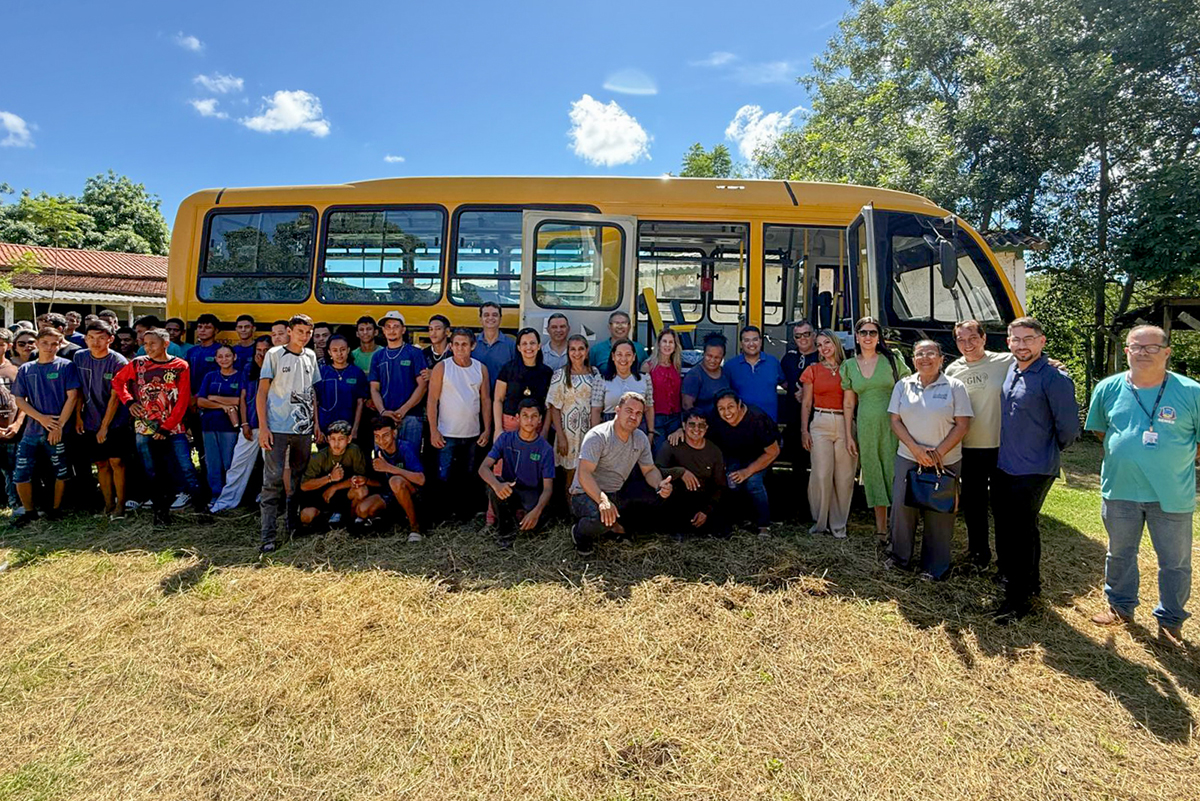 Prefeitura entrega mais um &ocirc;nibus zero quil&ocirc;metro para atender estudantes da REME