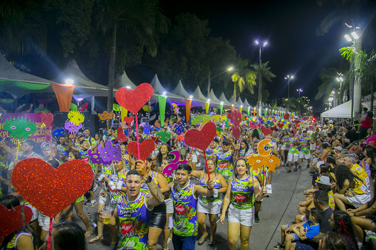 Desfile dos Blocos Oficiais arrasta multid&atilde;o para a Passarela do Samba de Corumb&aacute;