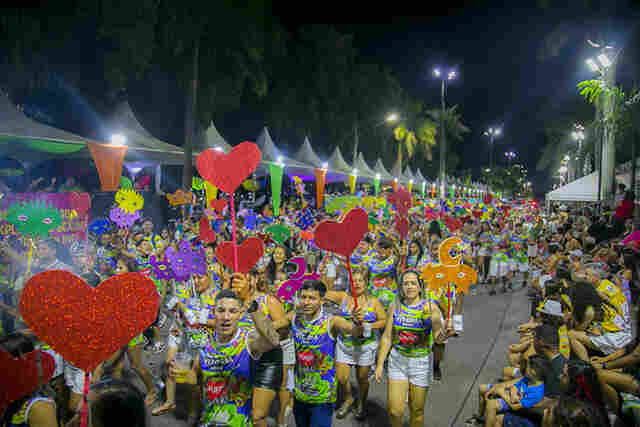 Desfile dos Blocos Oficiais arrasta multid&atilde;o para a Passarela do Samba de Corumb&aacute;