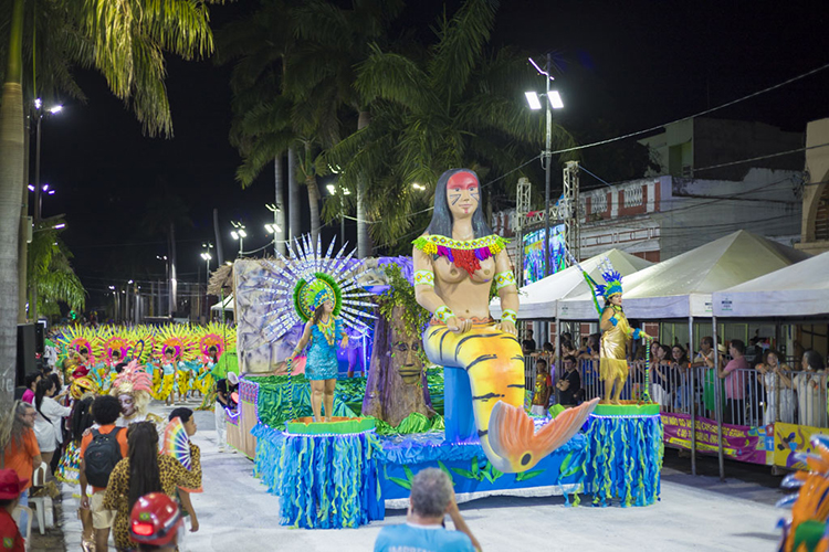 Vila Mamona abriu desfiles das escolas de samba contando a cria&ccedil;&atilde;o do mundo