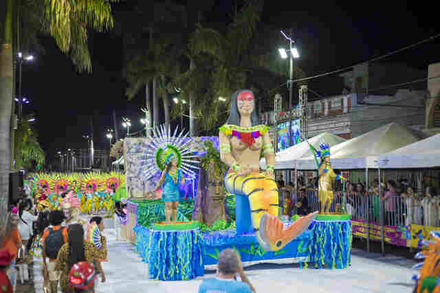 Vila Mamona abriu desfiles das escolas de samba contando a cria&ccedil;&atilde;o do mundo