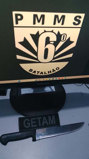 Pol&iacute;cia Militar cumpre mandado de pris&atilde;o e apreende arma branca durante patrulhamento em Corumb&aacute;