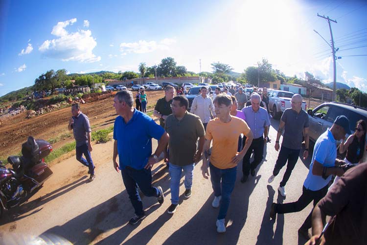 Prefeito destaca parceria e governador confirma investimentos em moradia e infraestrutura