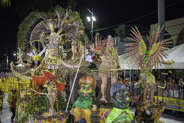 Mocidade encerra desfile com orgulho de quem transformou samba em manifesto cultural