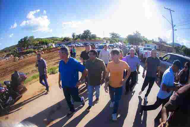 Prefeito destaca parceria e governador confirma investimentos em moradia e infraestrutura