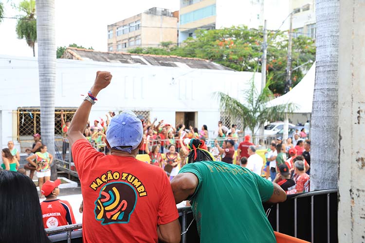 Na&ccedil;&atilde;o Zumbi &eacute; campe&atilde;o dos blocos com homenagem a Juruna Mestre-Sala