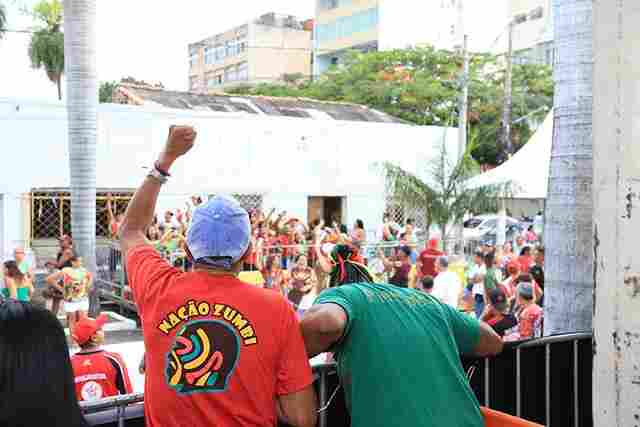 Na&ccedil;&atilde;o Zumbi &eacute; campe&atilde;o dos blocos com homenagem a Juruna Mestre-Sala