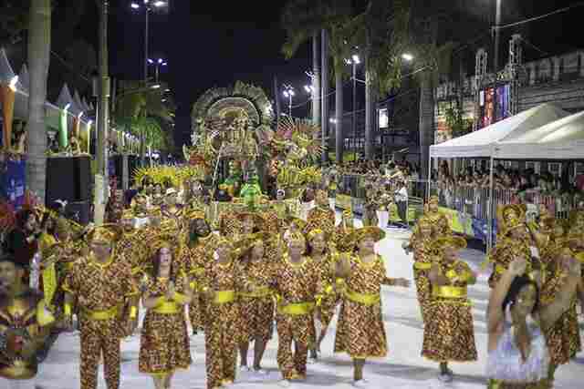 Com grito forte pela Liberdade, Mocidade da Nova Corumb&aacute; &eacute; campe&atilde; das escolas de samba