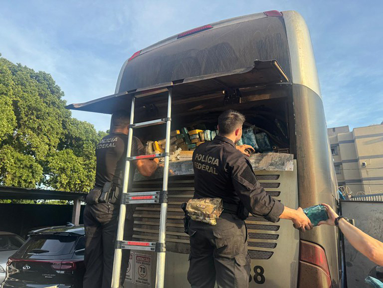 PF apreende 745 kg de cocaína em ônibus que realizava transporte clandestino de bolivianos
