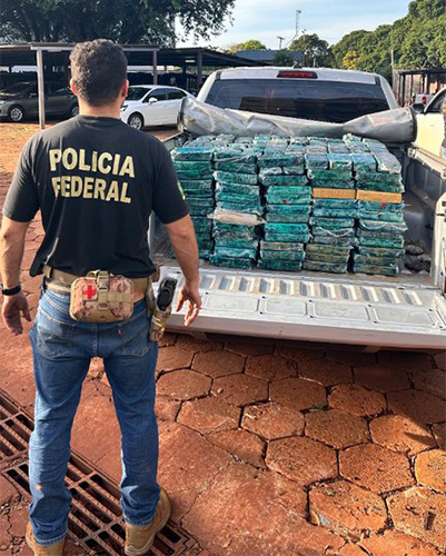 PF apreende 745 kg de coca&iacute;na em &ocirc;nibus que realizava transporte clandestino de bolivianos 