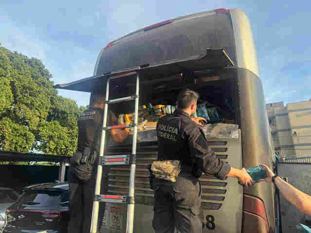 PF apreende 745 kg de coca&iacute;na em &ocirc;nibus que realizava transporte clandestino de bolivianos 