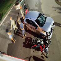 Batida frontal entre carro e moto deixa tr&ecirc;s pessoas feridas entre elas uma crian&ccedil;a de 2 anos em Corumb&aacute;