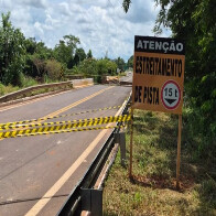 Ponte em Rio Negro cede ap&oacute;s carreta acima do peso passar pela estrutura comprometida por forte chuvas 