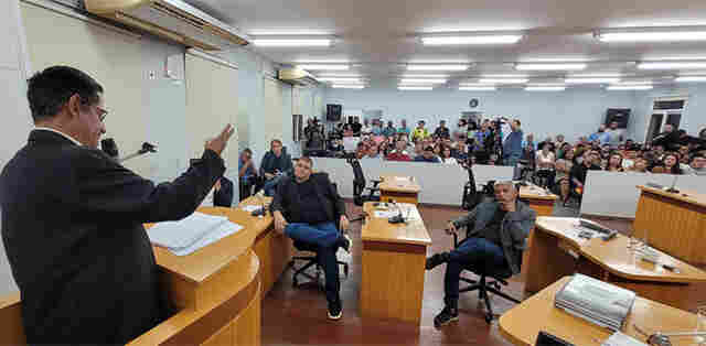 Plen&aacute;rio da C&acirc;mara decide pela suspens&atilde;o do vereador Elinho Junior por 45 dias