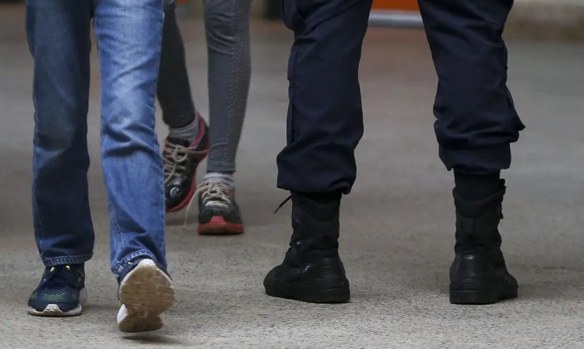 Alunos de escola no DF s&atilde;o &ldquo;punidos&rdquo; com flex&atilde;o e PMs s&atilde;o afastados 