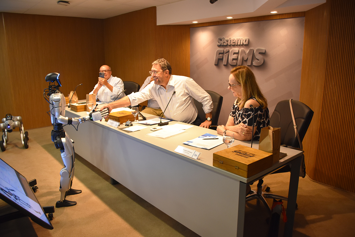 Fiems apresenta robô humanoide durante reunião do Conselho de Diretores