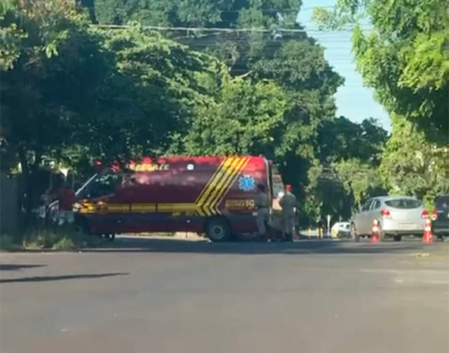 Motociclista fica ferido ap&oacute;s colis&atilde;o contra autom&oacute;vel e recebe os primeiros socorros dos bombeiros em Corumb&aacute;