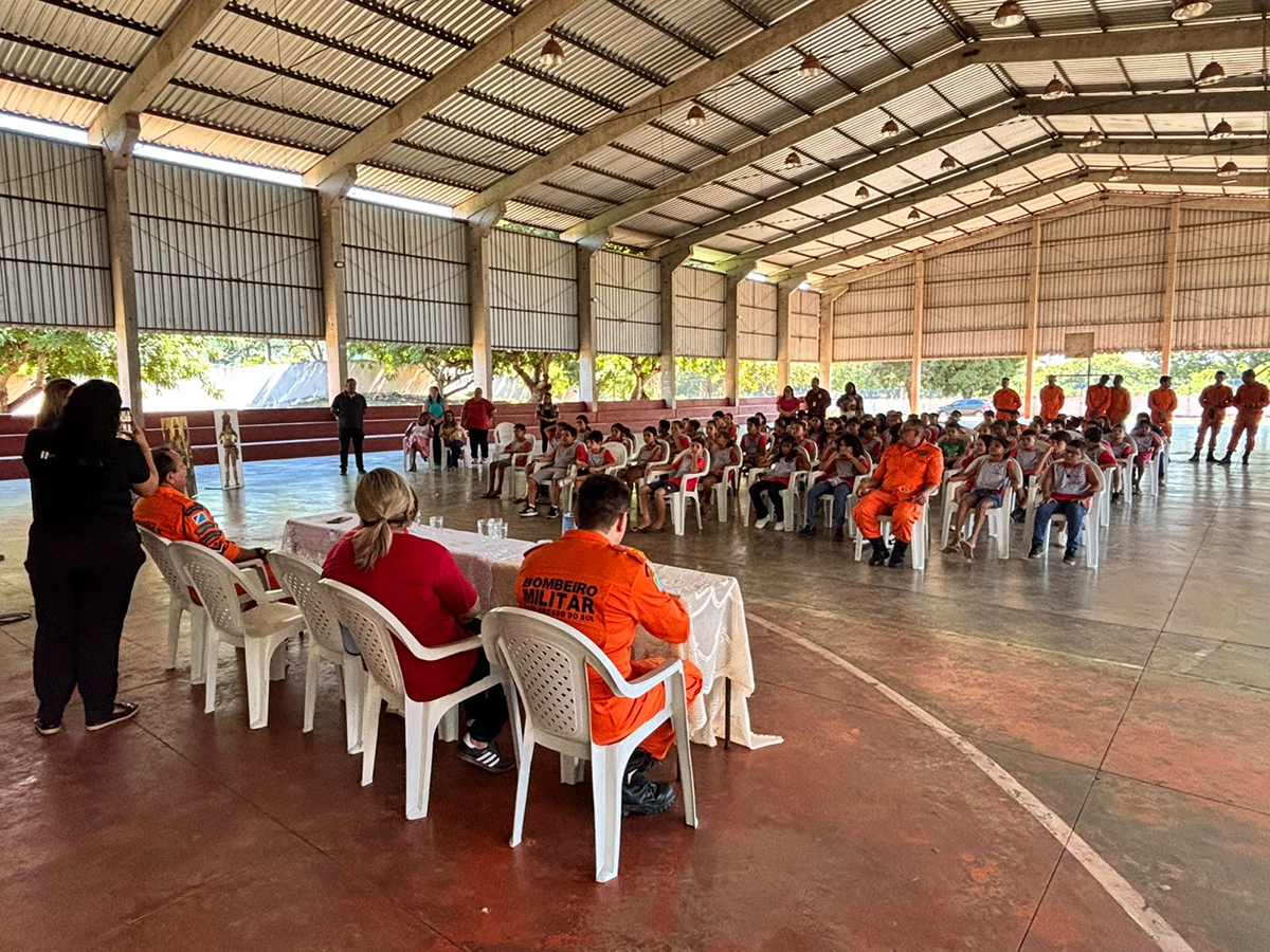 Aula inaugural marca in&iacute;cio do Projeto Bombeiros na Escola em Lad&aacute;rio