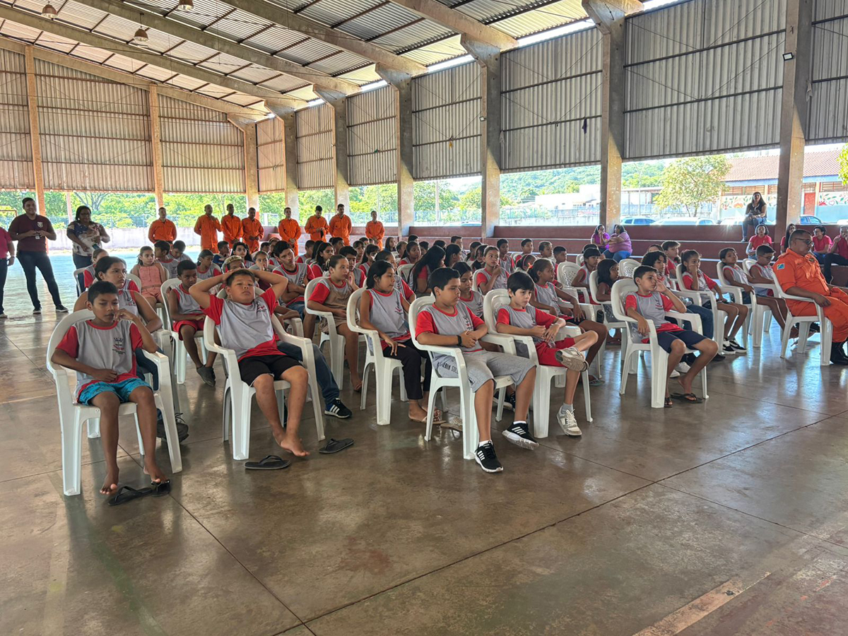 Aula inaugural marca in&iacute;cio do Projeto Bombeiros na Escola em Lad&aacute;rio