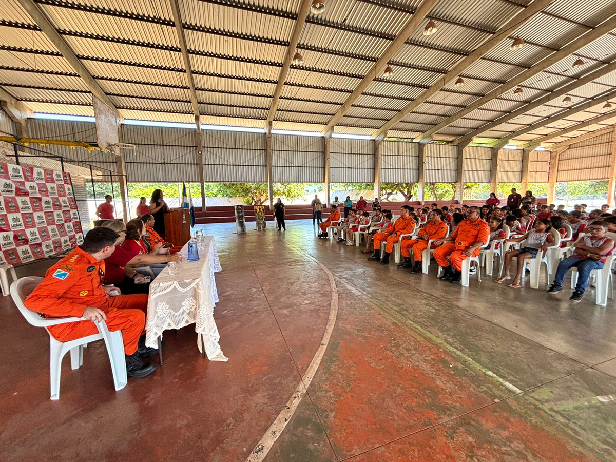 Aula inaugural marca in&iacute;cio do Projeto Bombeiros na Escola em Lad&aacute;rio