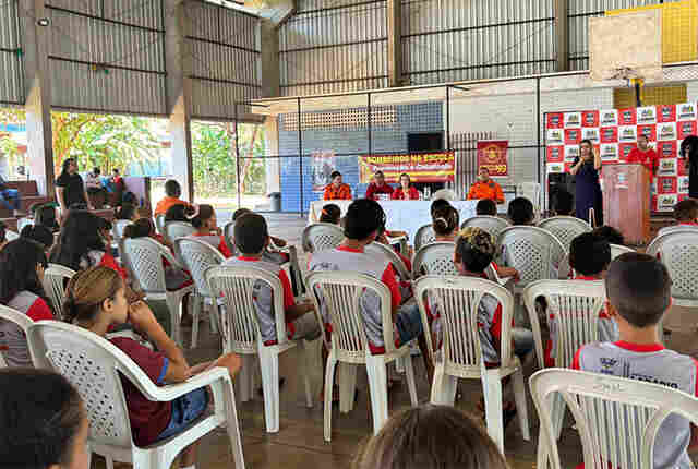 Aula inaugural marca in&iacute;cio do Projeto Bombeiros na Escola em Lad&aacute;rio