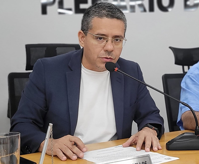 Alexandre busca informa&ccedil;&otilde;es sobre entrega de kits escolares na Rede Municipal de Ensino
