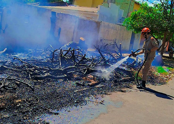 Corpo de Bombeiros Militar atende duas ocorr&ecirc;ncias de inc&ecirc;ndio em lixo em via p&uacute;blica de Corumb&aacute;