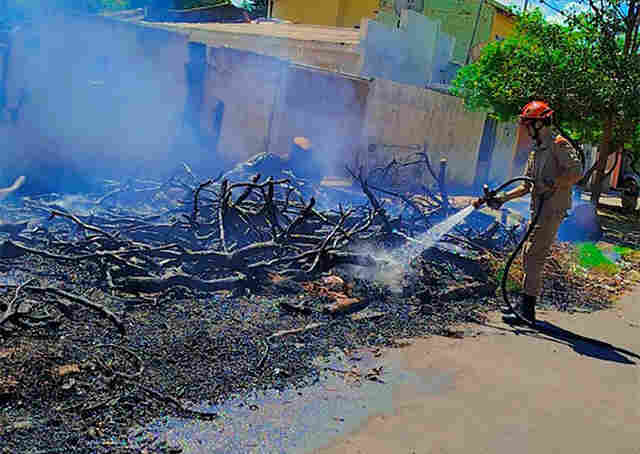 Corpo de Bombeiros Militar atende duas ocorr&ecirc;ncias de inc&ecirc;ndio em lixo em via p&uacute;blica de Corumb&aacute;