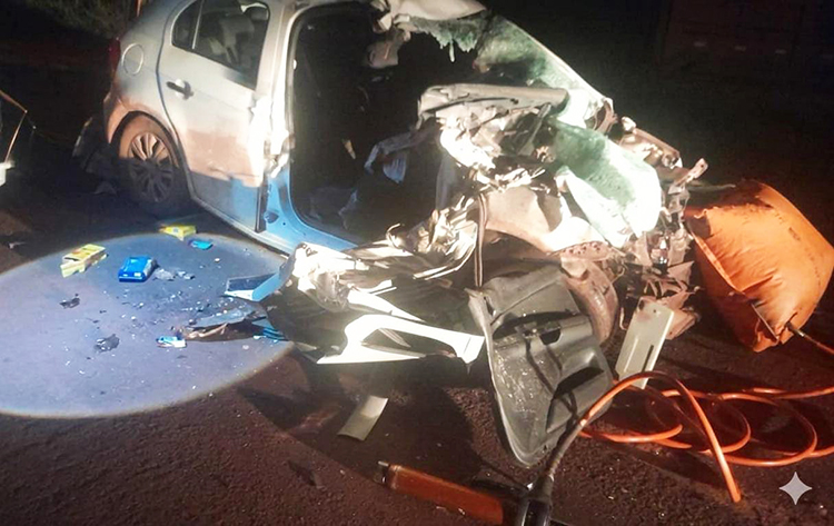 Acidente entre carro e carreta na BR-262 deixa tr&ecirc;s mortos e duas pessoas feridas em Corumb&aacute;