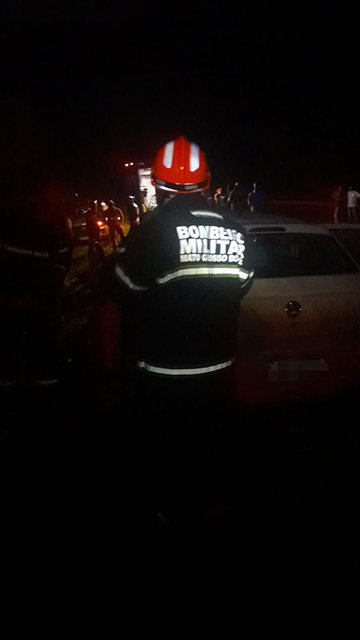 Acidente entre carro e carreta na BR-262 deixa tr&ecirc;s mortos e duas pessoas feridas em Corumb&aacute;