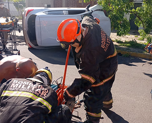 Condutor fica ferido com o ombro preso nas ferragens ap&oacute;s tombamento de ve&iacute;culo no centro de Corumb&aacute;