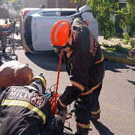 Condutor fica ferido com o ombro preso nas ferragens ap&oacute;s tombamento de ve&iacute;culo no centro de Corumb&aacute;
