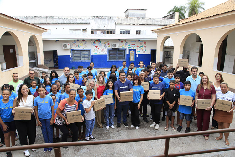 Prefeitura inicia entrega de kits escolares a estudantes da Rede Municipal de Ensino