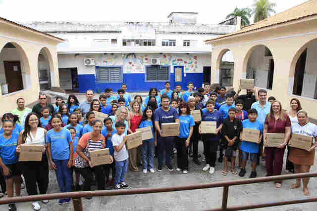 Prefeitura inicia entrega de kits escolares a estudantes da Rede Municipal de Ensino