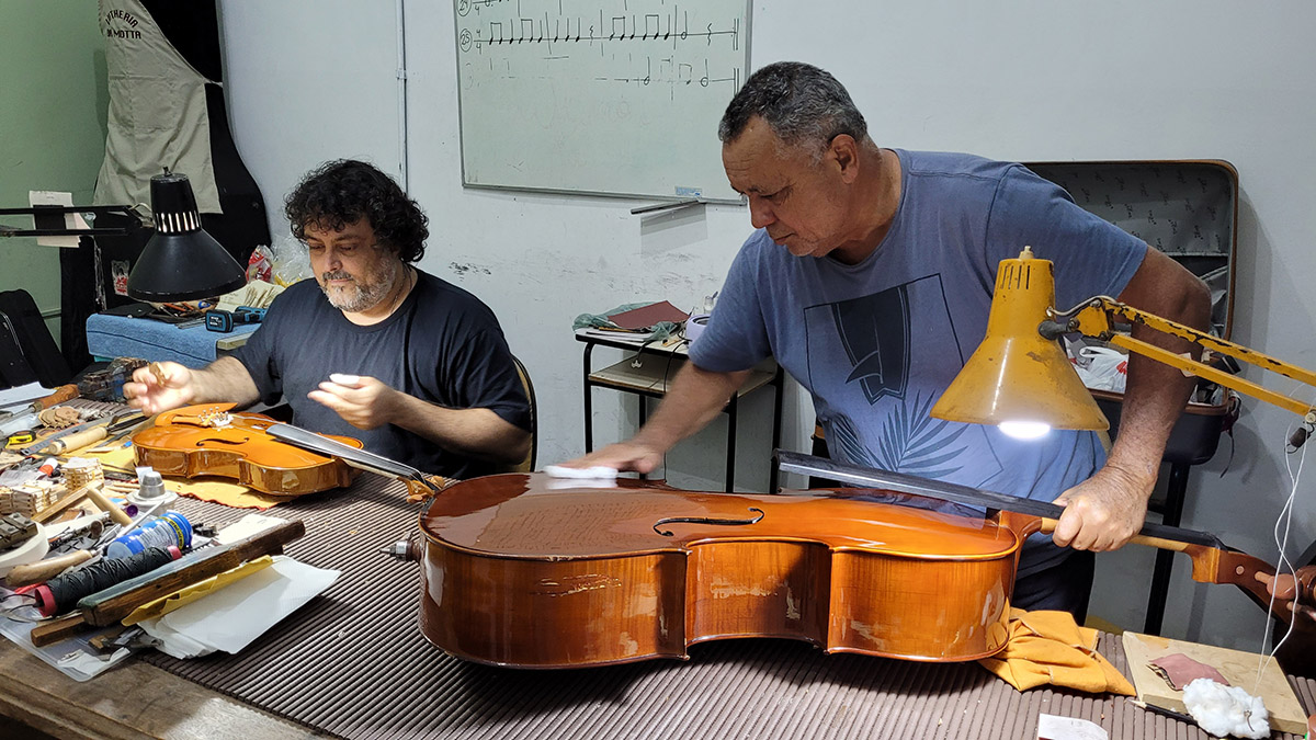 Moinho Cultural recebe luthiers para manuten&ccedil;&atilde;o de instrumentos da orquestra