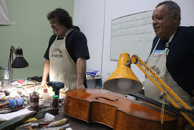 Moinho Cultural recebe luthiers para manuten&ccedil;&atilde;o de instrumentos da orquestra