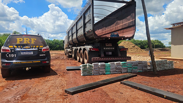 PRF apreende 182 Kg de coca&iacute;na em carreta com carga de min&eacute;rio que saiu de Corumb&aacute;