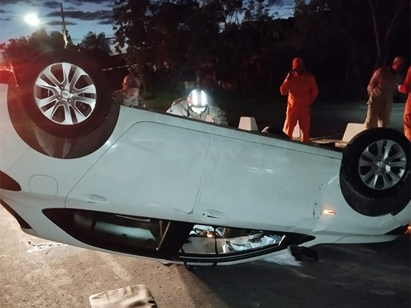 Condutora cochila ao volante, bate em meio-fio e capota ve&iacute;culo no centro de Corumb&aacute;
