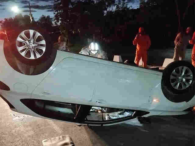 Condutora cochila ao volante, bate em meio-fio e capota ve&iacute;culo no centro de Corumb&aacute;
