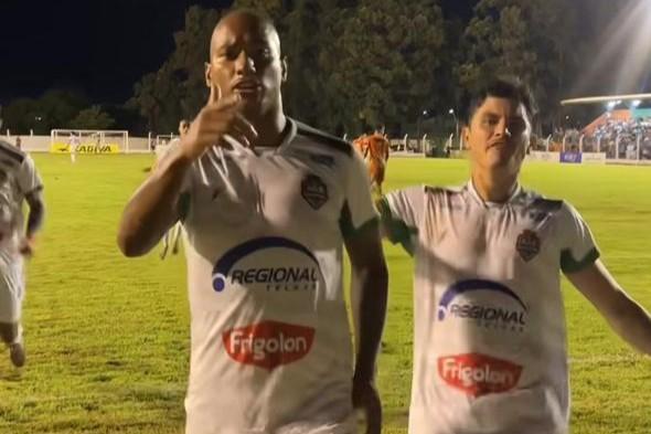 Alex Showco decide, Bataguassu goleia Naviraiense e est&aacute; na decis&atilde;o do Estadual