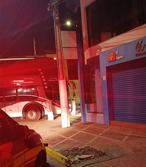 &Ocirc;nibus fica encavalado em rotat&oacute;ria ap&oacute;s atingir toco de madeira em Corumb&aacute;