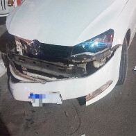 Carro colide em outro ve&iacute;culo estacionado e duas pessoas ficam feridas em Corumb&aacute;
