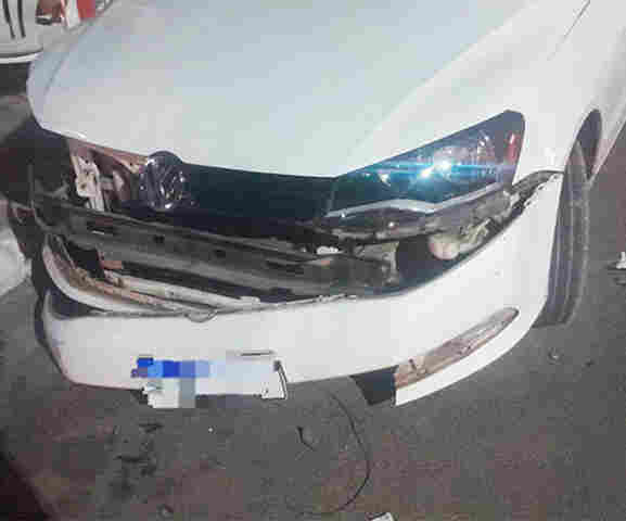 Carro colide em outro ve&iacute;culo estacionado e duas pessoas ficam feridas em Corumb&aacute;