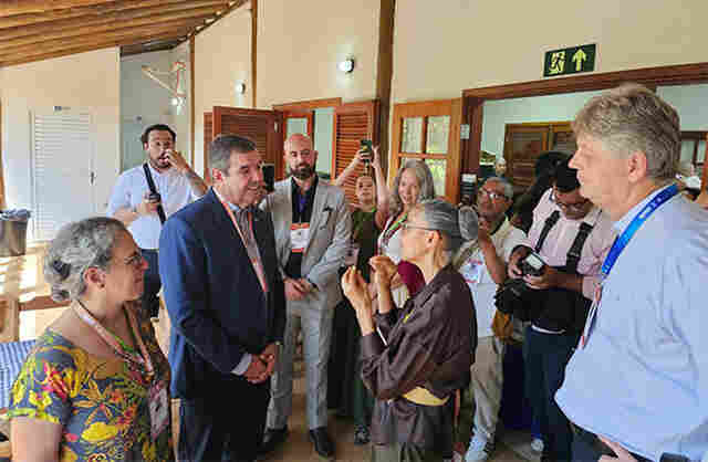 Ministra, governador e secret&aacute;rios visitam a Casa do Pantanal, que sedia eventos da COP15