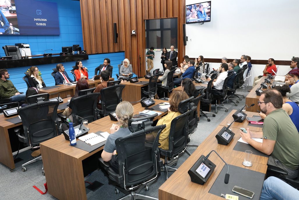 Audi&ecirc;ncia p&uacute;blica exp&otilde;e avan&ccedil;o da hidrovia Paraguai&ndash;Paran&aacute; e alerta para risco ambiental no Pantanal 