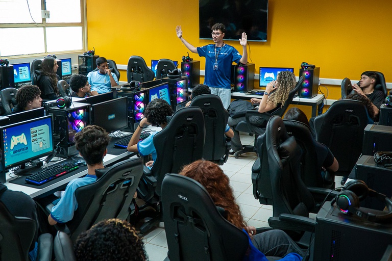 P&eacute;-de-Meia amplia perman&ecirc;ncia escolar e ajuda jovens a projetar o futuro