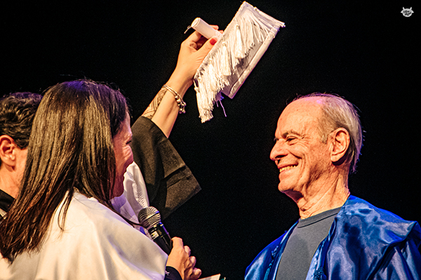 Da palavra ao canto: palestra-show de Ney Matogrosso transforma abertura do FestJuv em experi&ecirc;ncia de arte viva