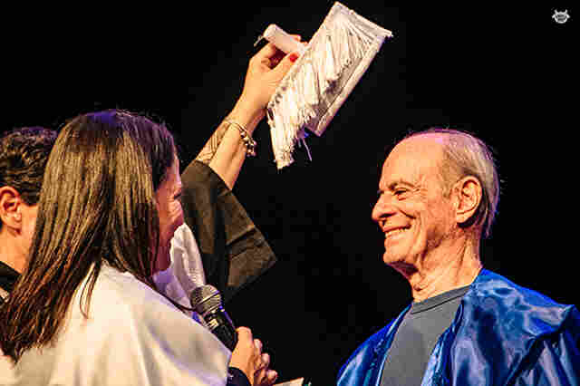 Da palavra ao canto: palestra-show de Ney Matogrosso transforma abertura do FestJuv em experi&ecirc;ncia de arte viva
