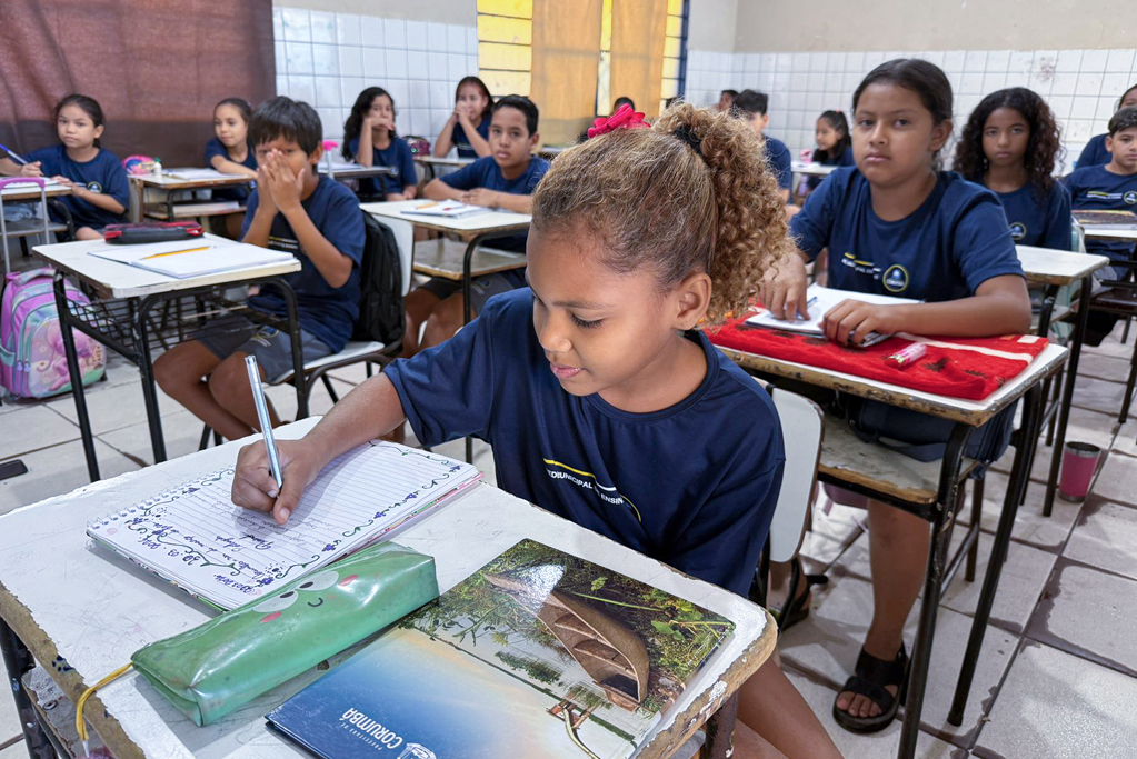 Mais de 44 mil pe&ccedil;as de uniformes come&ccedil;am a ser entregues aos alunos da REME
